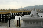 宇治橋と紫式部像